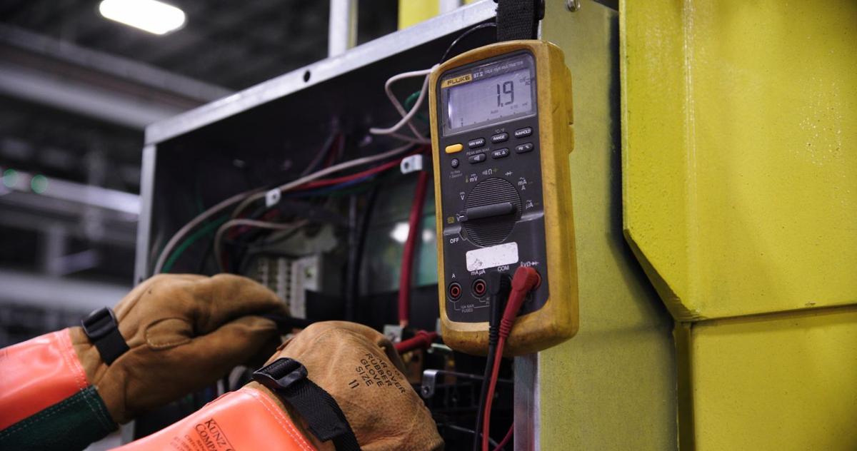 Elektriker arbeitet an einem Verteiler