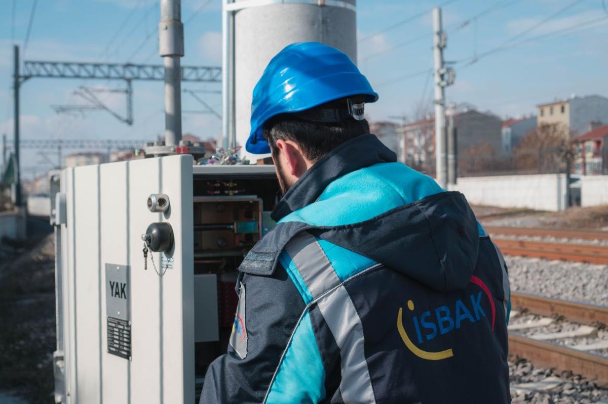 Elektriker prüft einen Sicherungskasten