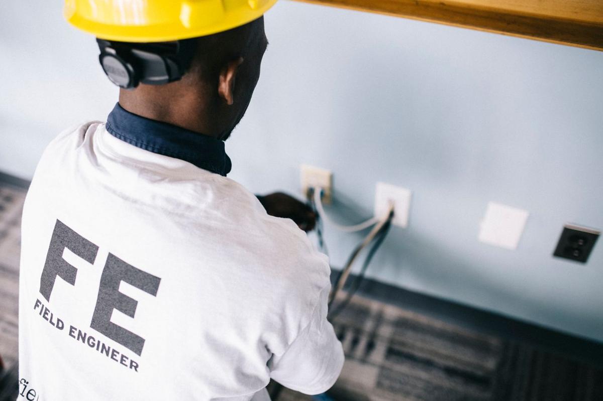 Elektriker montiert eine Steckdose